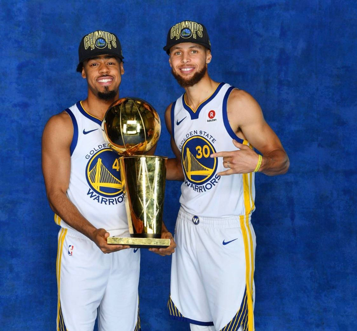 火箭哈登末节爆发连得15分（火箭核心哈登末节发威 连拿15分）