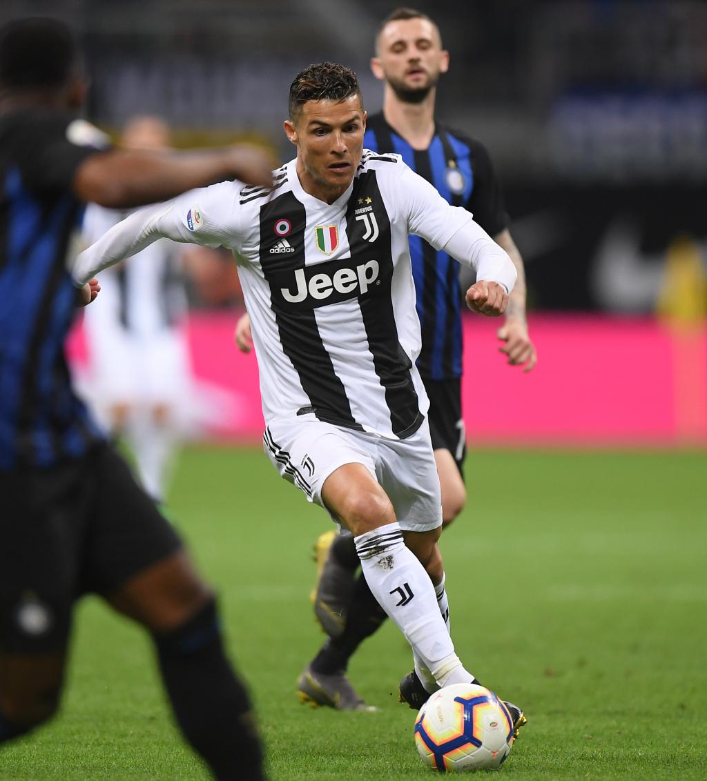 当选11月最佳球员，瓦尔迪是意甲首位获此殊荣的英格兰球员（瓦尔迪荣膺11月最佳，成意甲首位获此荣誉的英格兰球员）