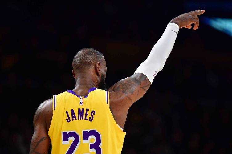 是否需要一名搭档组成双前锋？弗拉霍维奇：这要看教练的决定（是否配双前锋？弗拉霍维奇：由主帅决定）