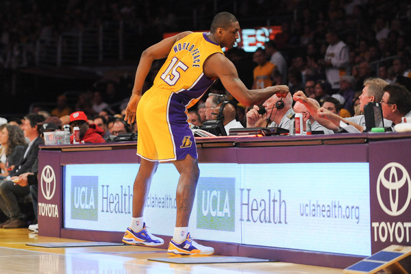 中超赛场争议判罚：VAR判罚引发热议,（中超判罚风波：VAR成争议焦点）