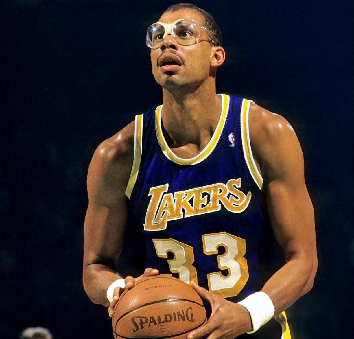 从乒坛大魔王到家庭主妇，张怡宁一身名牌买菜，结婚后被宠成宝（昔日乒坛大魔王化身贤内助：张怡宁穿戴大牌买菜，婚后被捧在手心）