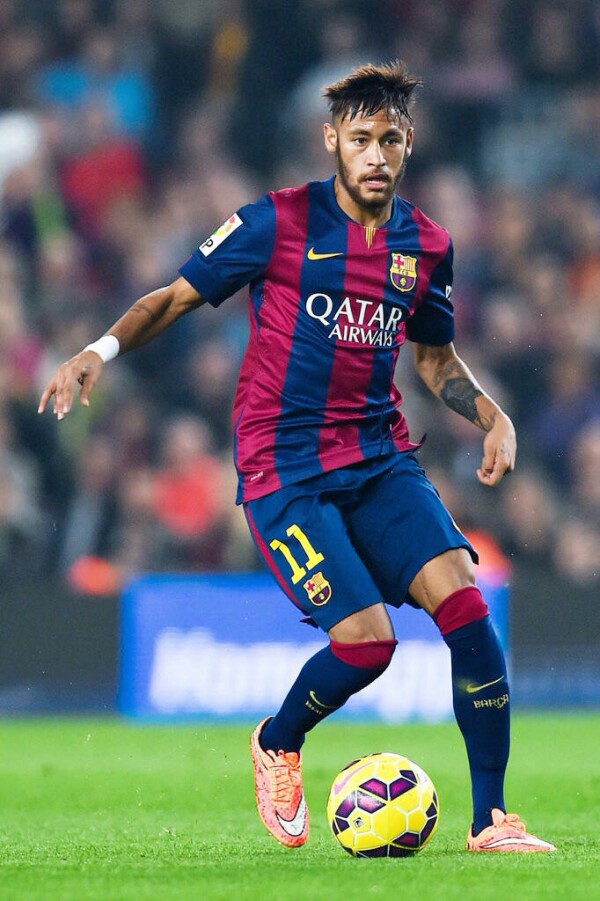 年薪2亿年薪，转会费将超过5300万！沙特不放弃萨拉赫，新月最可能出手（沙特仍不放弃萨拉赫：年薪或达2亿，转会费超5300万，新月最可能出手）