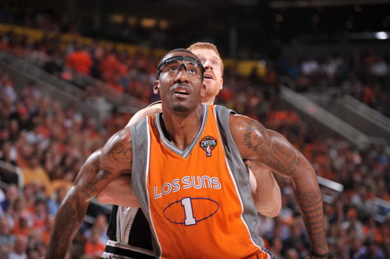 曼联在关键比赛中表现不佳，换人失误导致防守漏洞，边路优势被对手逆转，整体表现令球迷不满。（关键战曼联失色：换人失策致防线出漏洞，边路遭反制，整体表现引发球迷不满）