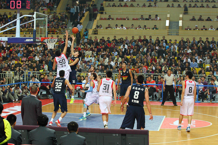 上海男篮39分大胜！新赛季开门红，弗格首秀10分，怀特塞德11分（上海男篮39分狂胜迎新季开门红，弗格首秀拿10分，怀特塞德贡献11分）